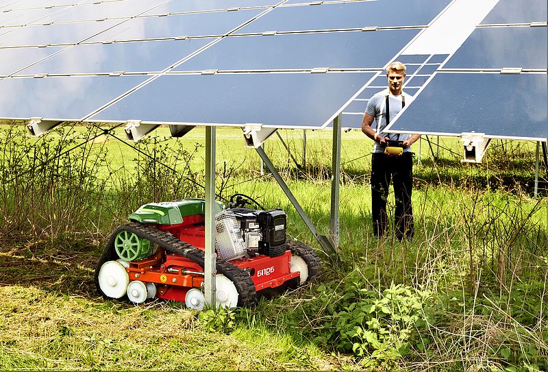 AGRIA 9500 REMOTE CONTROLLED MOVER