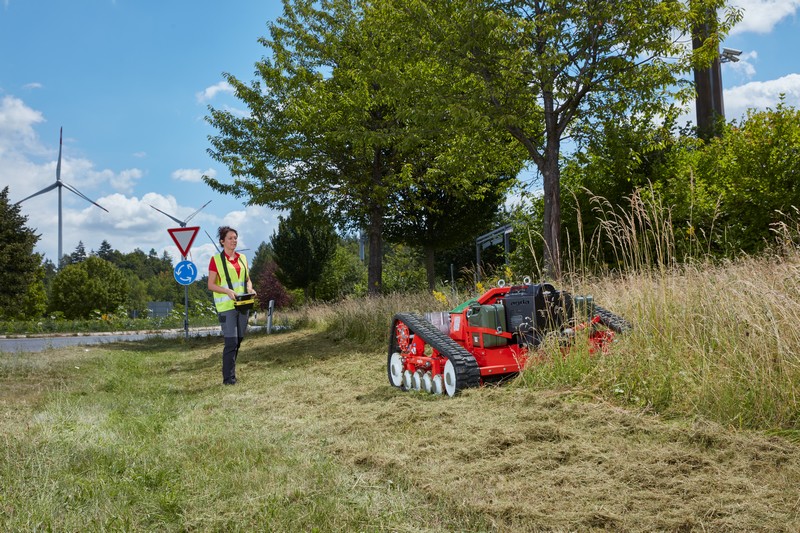 AGRIA 9600 REMOTE CONTROLLED MOVER