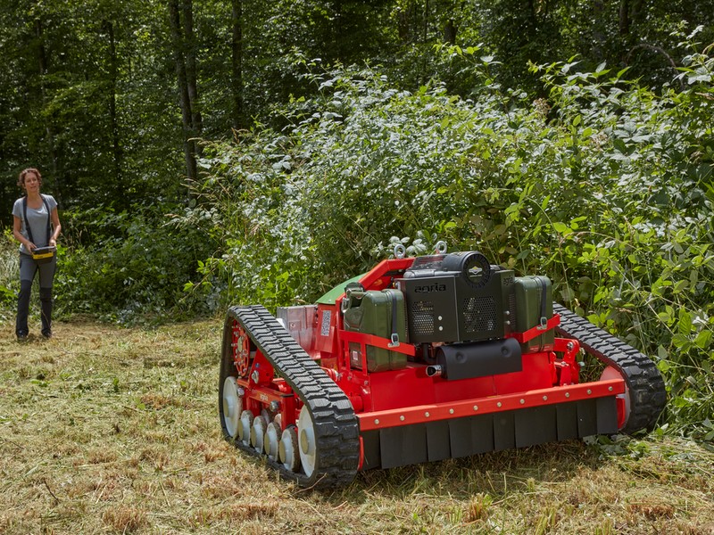 AGRIA 9600 REMOTE CONTROLLED MOVER