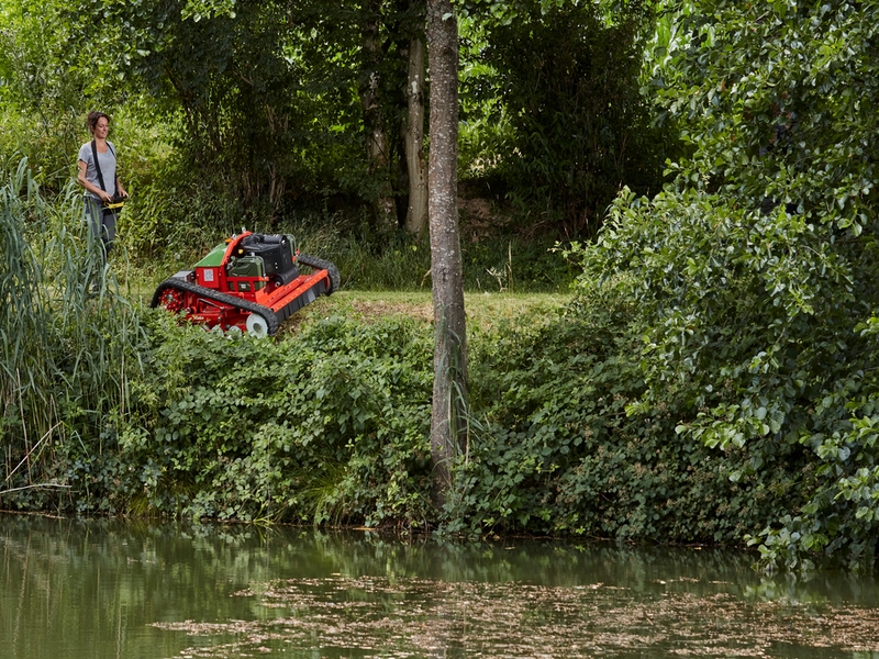 AGRIA 9600 REMOTE CONTROLLED MOVER