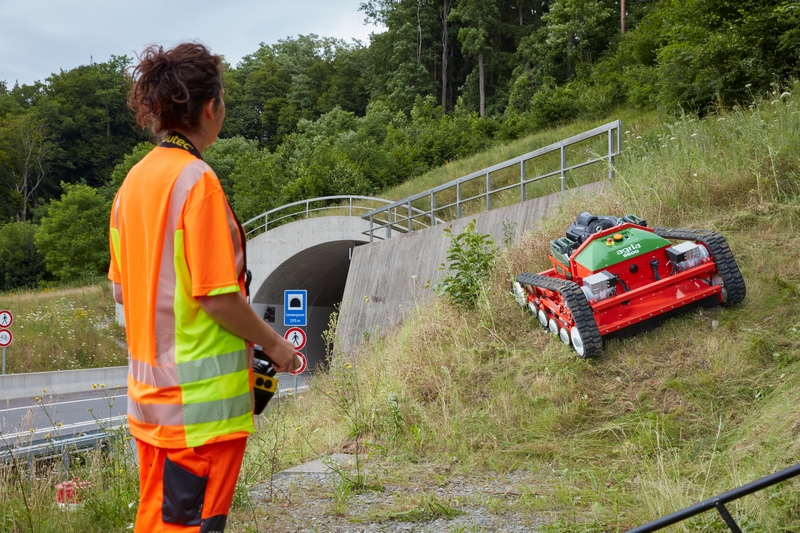 AGRIA 9600 REMOTE CONTROLLED MOVER