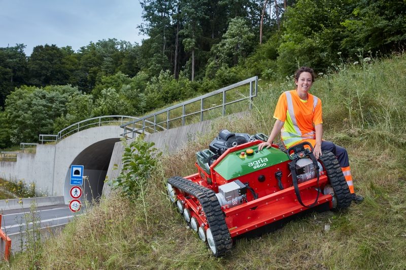 AGRIA 9600 REMOTE CONTROLLED MOVER