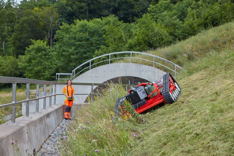 AGRIA 9600 REMOTE CONTROLLED MOVER