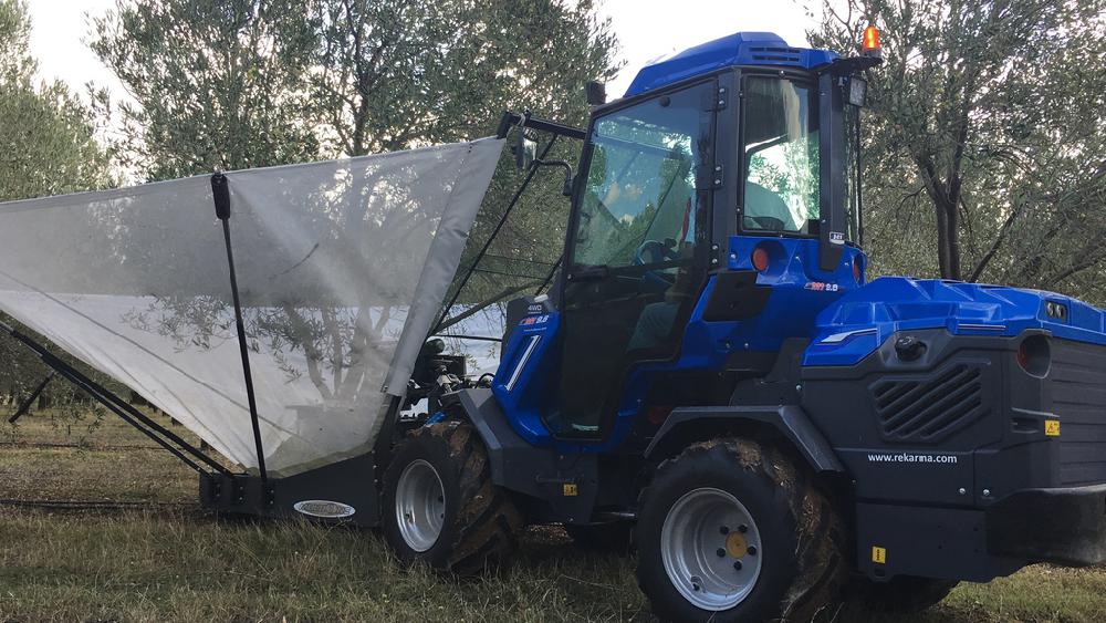 TREE SHAKER WITH COLLECTOR