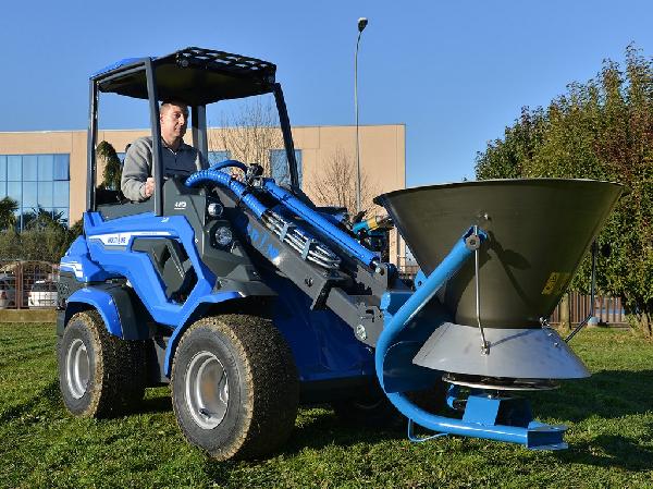 SALT AND SAND SPREADER