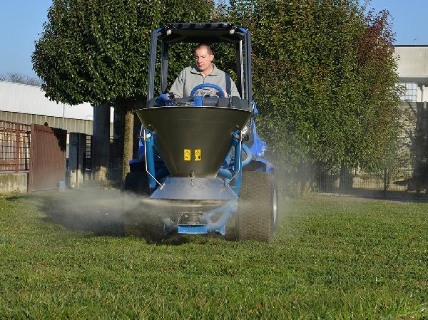 SALT AND SAND SPREADER