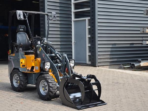 Waste brick buckets with top clamp