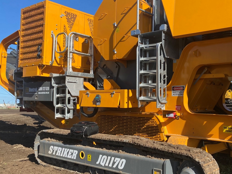 Monitoring operational parameters on a rock crusher 